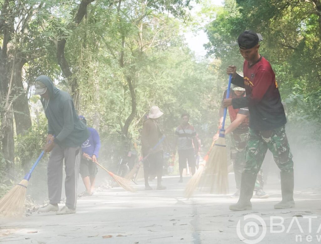 Jelang Penutupan, Warga Soko dan Satgas TMMD 125 Bojonegoro Laksanakan Kerja Bakti