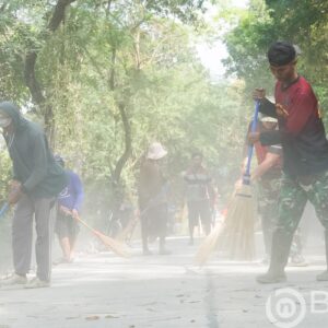 Jelang Penutupan, Warga Soko dan Satgas TMMD 125 Bojonegoro Laksanakan Kerja Bakti