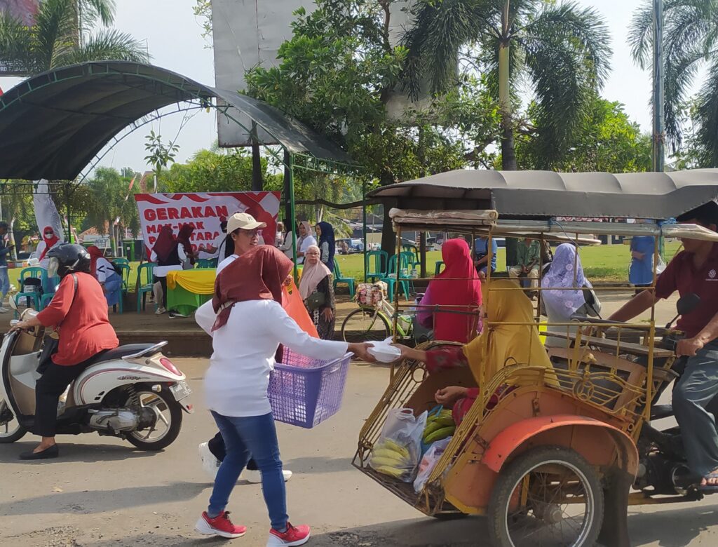“Virus” Cinta Damai Menyebar, Emak-Emak Pati Utara Bagikan Ribuan Nasi Kotak