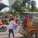 “Virus” Cinta Damai Menyebar, Emak-Emak Pati Utara Bagikan Ribuan Nasi Kotak