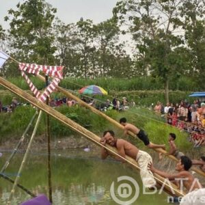 Panjat Pinang Di Atas Air Meriahkan HUT RI Ke-80 Didesa Rukem