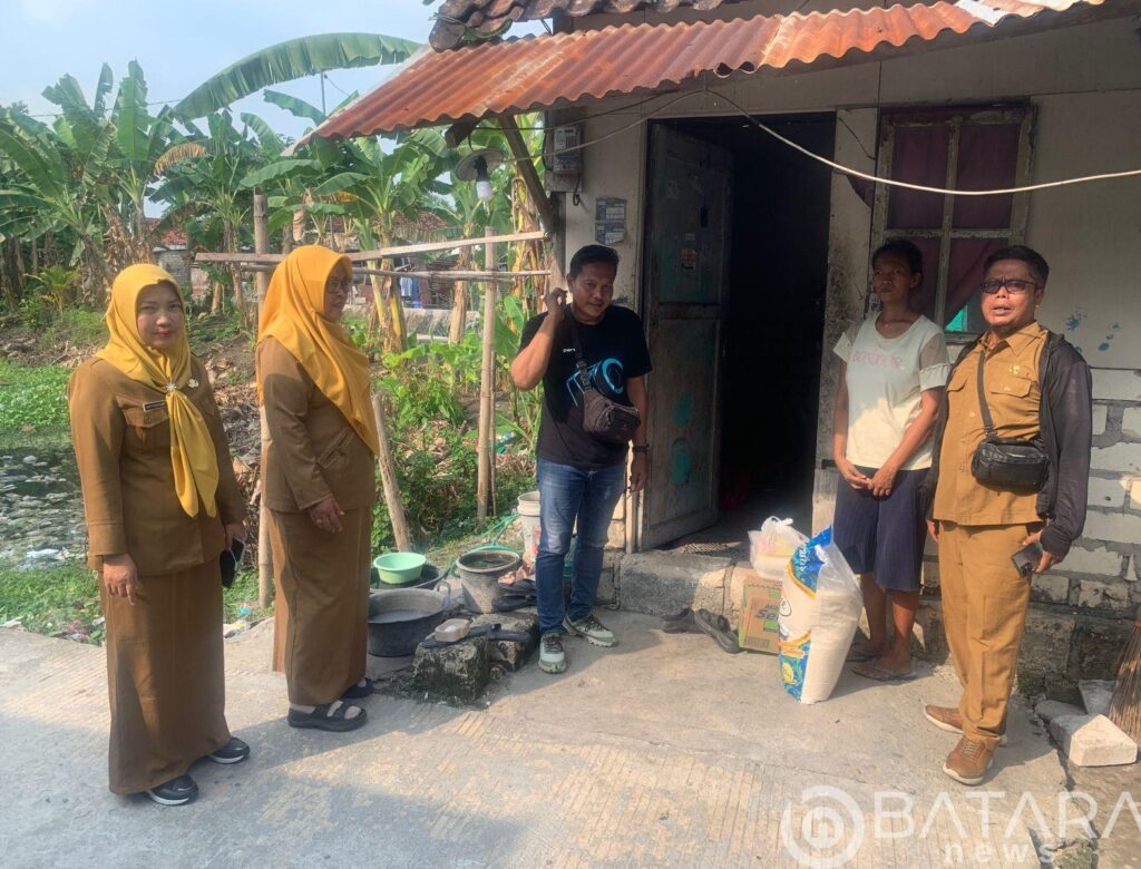 Wartawan Bojonegoro Bagikan Sembako untuk Lansia Kurang Beruntung