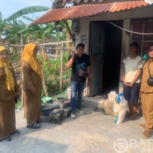 Wartawan Bojonegoro Bagikan Sembako untuk Lansia Kurang Beruntung