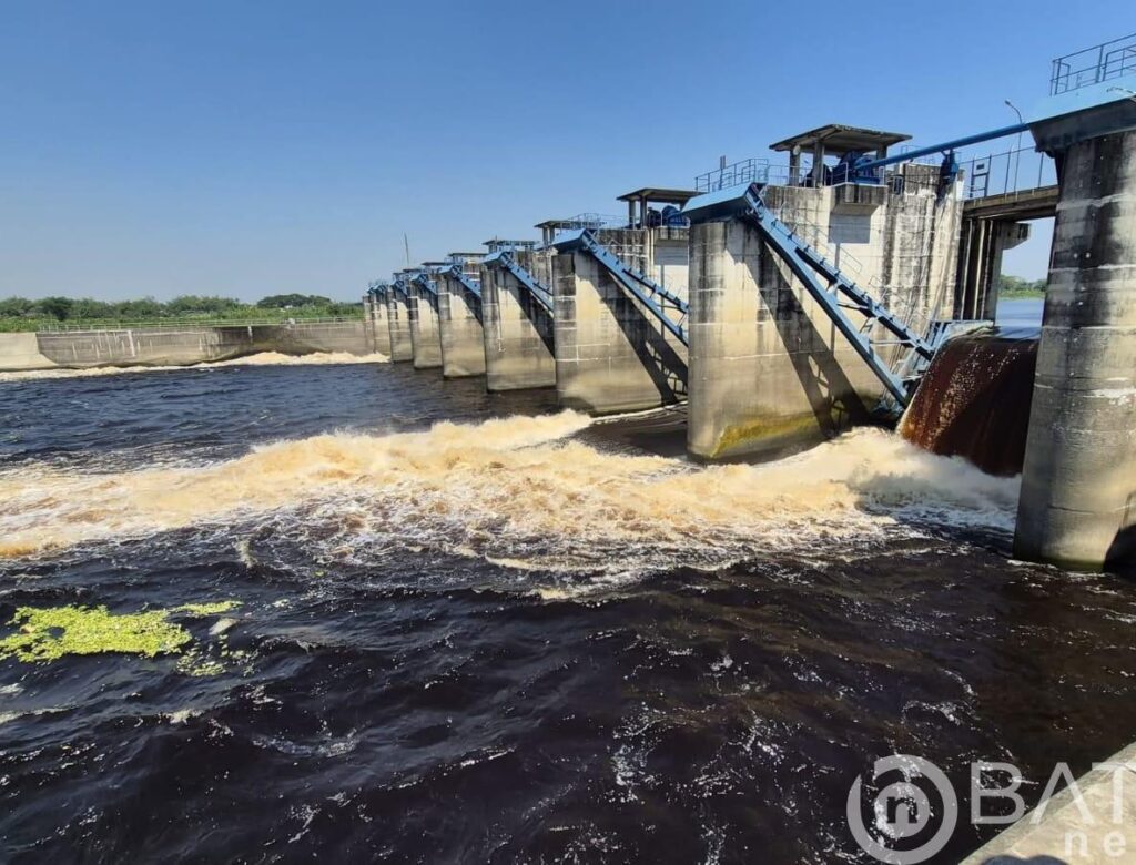 Air Sungai Bengawan Solo di Bendungan Ngringinrejo Berwarna Hitam, DLH Bojonegoro Ambil Sampel