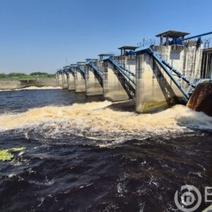 Air Sungai Bengawan Solo di Bendungan Ngringinrejo Berwarna Hitam, DLH Bojonegoro Ambil Sampel