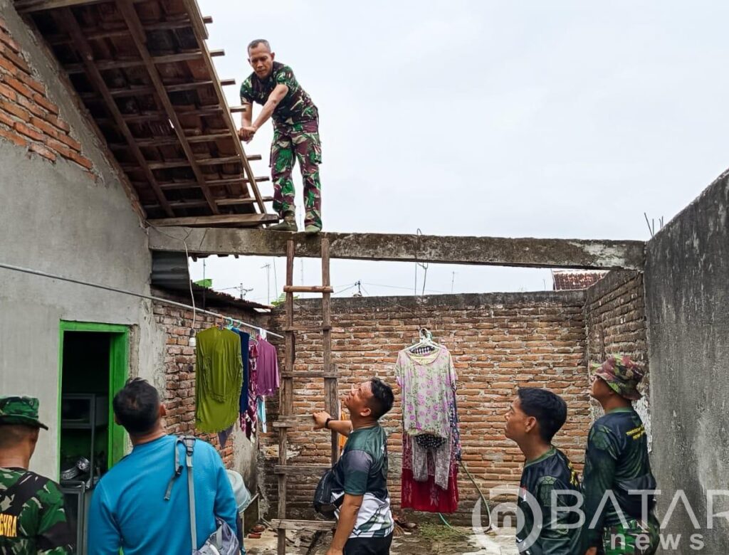Babinsa Koramil 0813-01/Bojonegoro Bantu Perbaiki Atap Rumah Warga Terdampak Angin Kencang