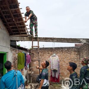Babinsa Koramil 0813-01/Bojonegoro Bantu Perbaiki Atap Rumah Warga Terdampak Angin Kencang