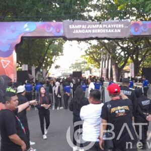 Ribuan Penonton Guncang Stadion Soedirman, Dewa 19 Hidupkan Malam Bojonegoro
