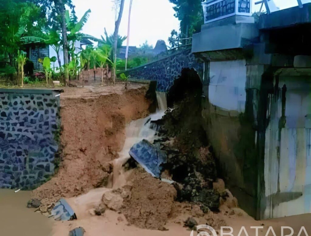 Belum Serah Terima Pondasi Jembatan Dukuh Kudur Pucakwangi Ambrol, Pemborong Terancam Disanksi