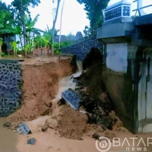 Belum Serah Terima Pondasi Jembatan Dukuh Kudur Pucakwangi Ambrol, Pemborong Terancam Disanksi