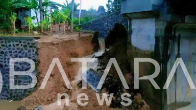 Belum Serah Terima Pondasi Jembatan Dukuh Kudur Pucakwangi Ambrol, Pemborong Terancam Disanksi