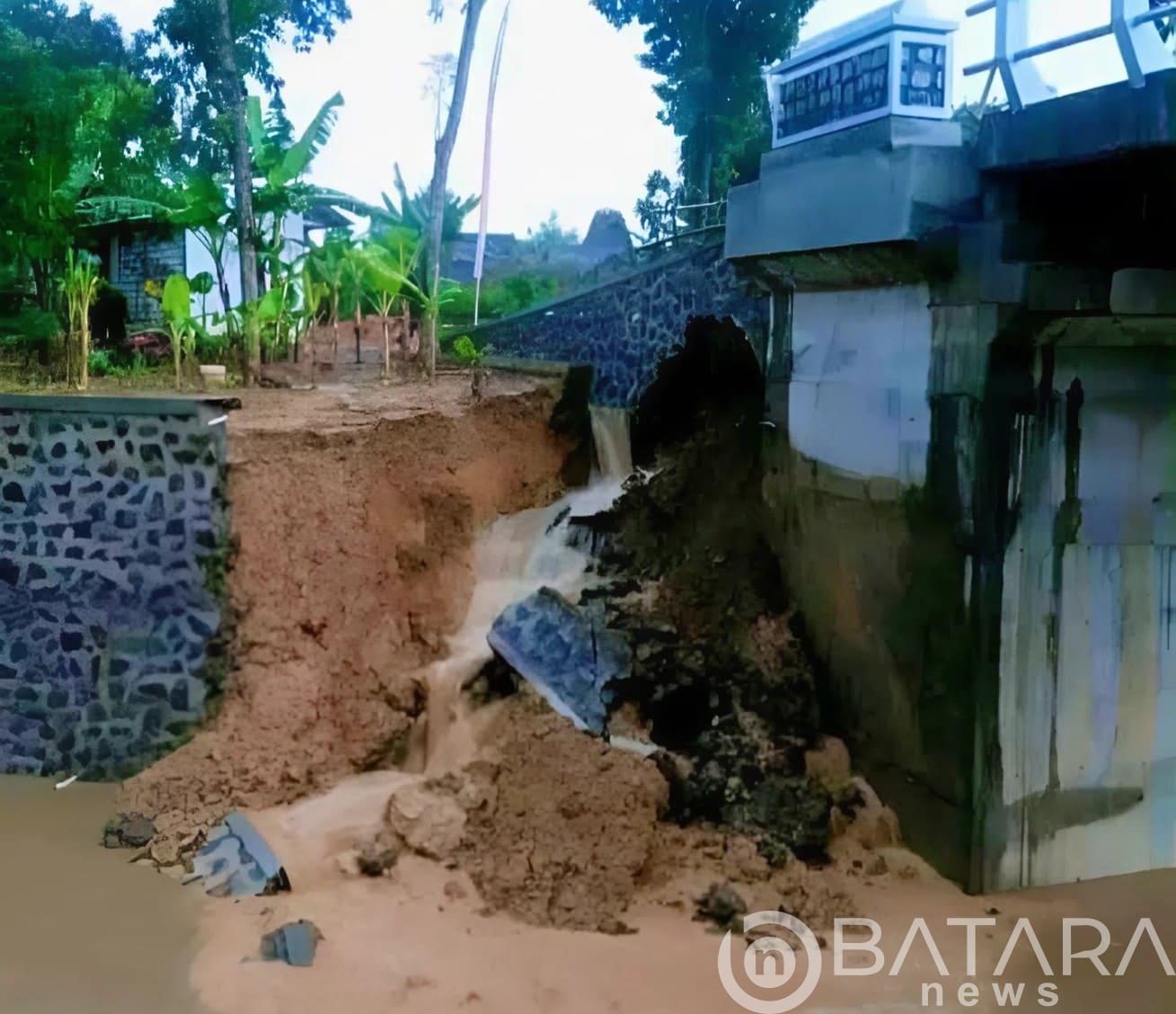 Belum Serah Terima Pondasi Jembatan Dukuh Kudur Pucakwangi Ambrol, Pemborong Terancam Disanksi