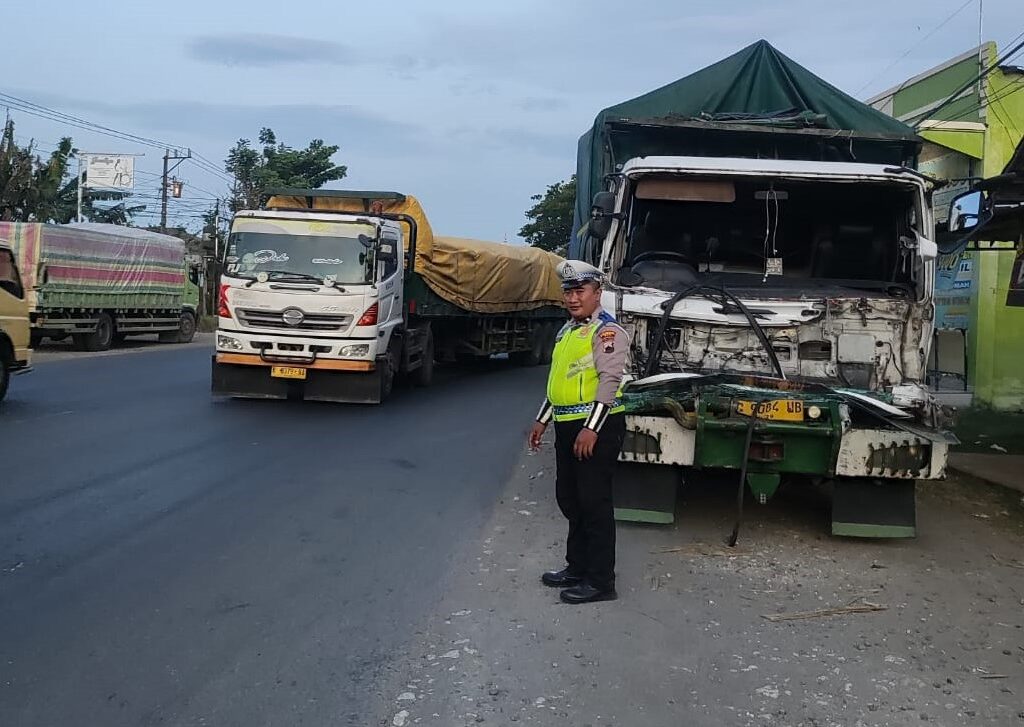Truk Tangki dan Truk Gandeng Terlibat Kecelakaan di Jalan Juwana - Batangan