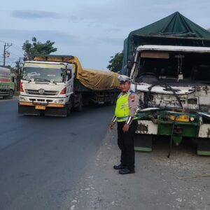Truk Tangki dan Truk Gandeng Terlibat Kecelakaan di Jalan Juwana - Batangan