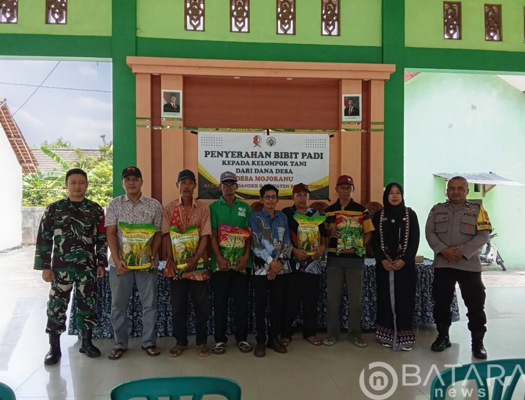 Dorong Kemandirian Pangan, Desa Mojoranu Salurkan Bibit Padi dari Dana Desa