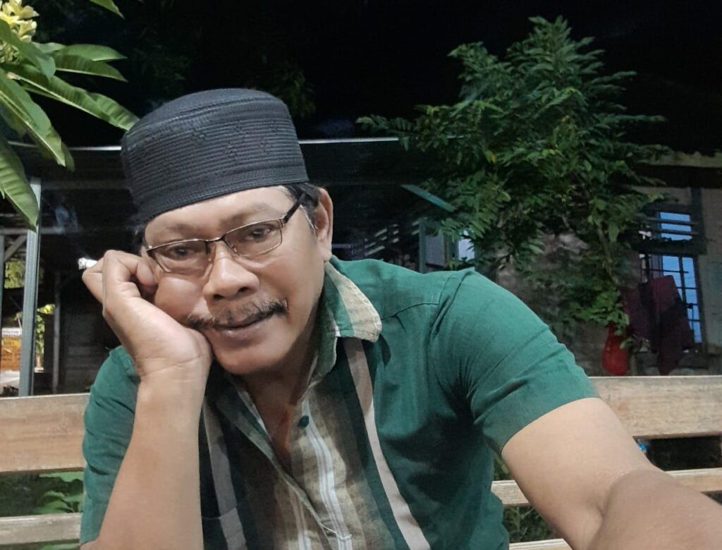 “Mbah Alek, Pena Tua yang Tak Pernah Padam”