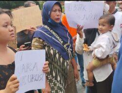 Keluarga Korban Demo 13 Agustus Kepung Posko AMPB, Tuntut Botok dan Teguh Bertanggung Jawab