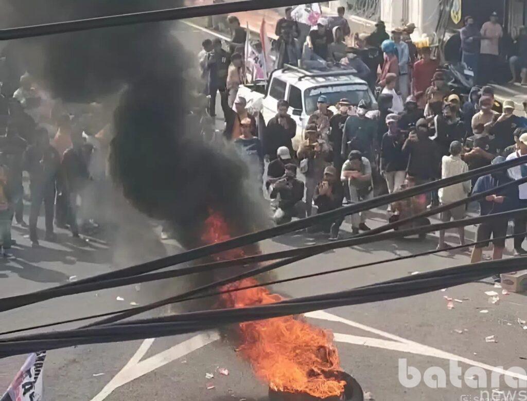 Konsentrasi Massa 500 Orang di Utara Alun-Alun Disertai Aksi Bakar Ban