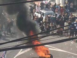 Konsentrasi Massa 500 Orang di Utara Alun-Alun Disertai Aksi Bakar Ban