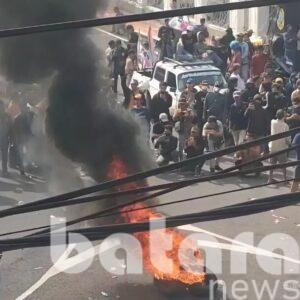 Konsentrasi Massa 500 Orang di Utara Alun-Alun Disertai Aksi Bakar Ban