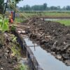 TPT Swaloh–Bulu Balen Disorot, Pengecoran di Saluran Berair Tanpa Pengurasan — Hujan Sore Dikhawatirkan Merusak Kualitas Beton