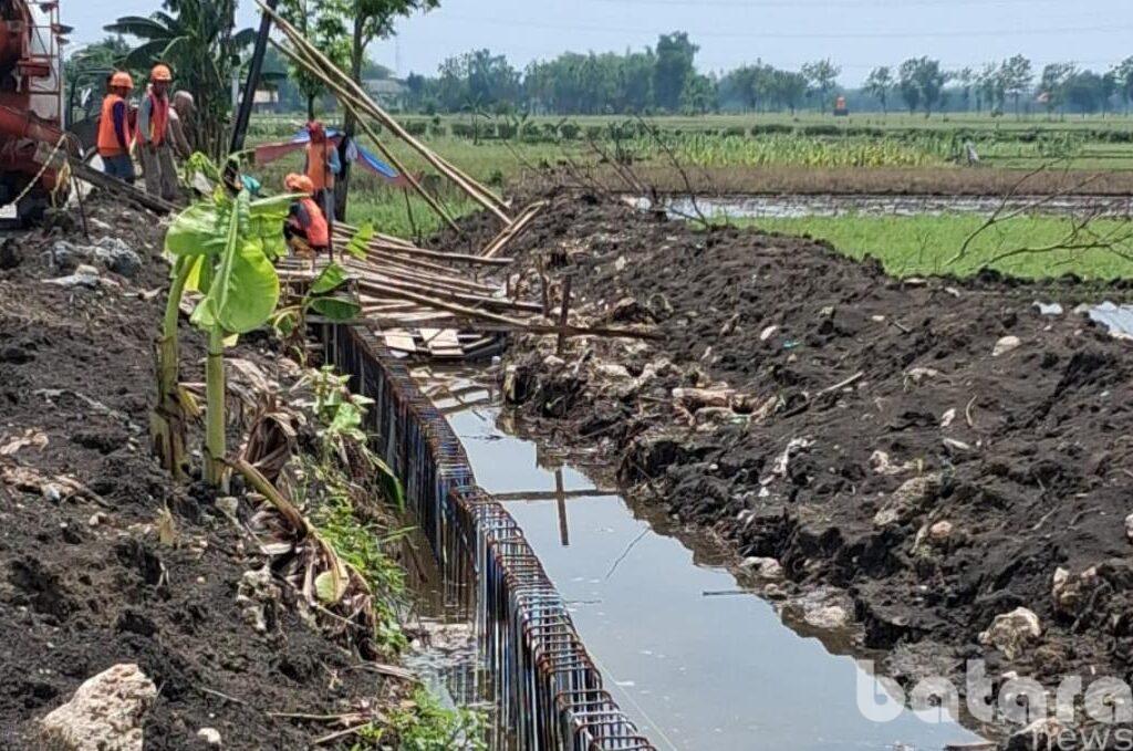 TPT Swaloh–Bulu Balen Disorot, Pengecoran di Saluran Berair Tanpa Pengurasan — Hujan Sore Dikhawatirkan Merusak Kualitas Beton