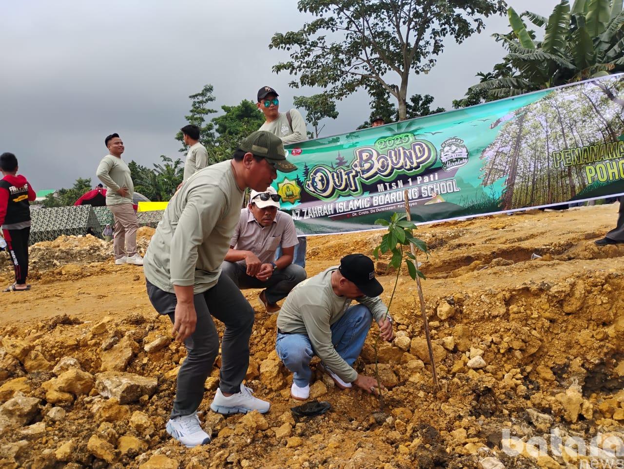 Gambar Simbolis Penanamaman Pohon Matoa
