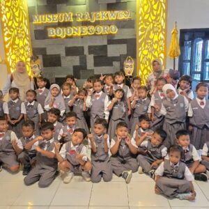 Outing Class TK Dharma Wanita Sobontoro: Kenalkan Jajanan Tradisional dan Sejarah Bojonegoro, Pemkab Dapat Apresiasi Luar Biasa