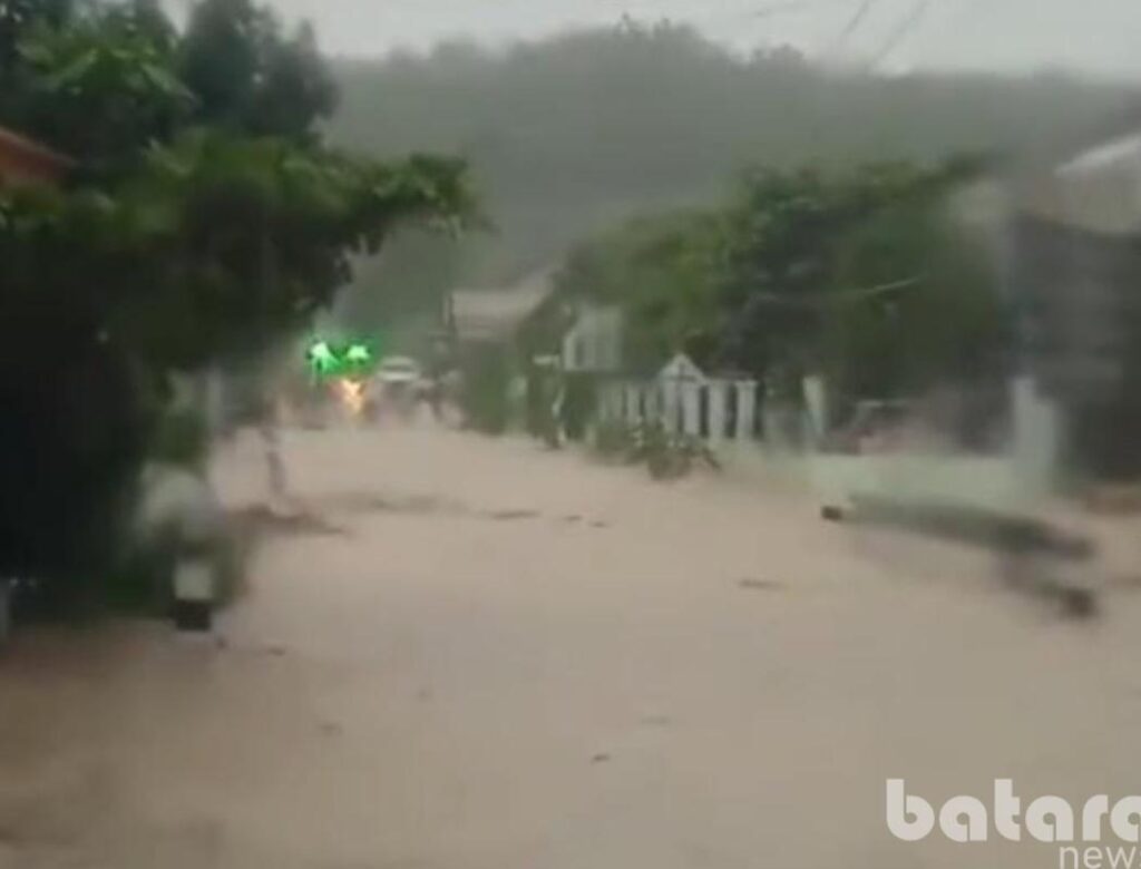 Hujan Deras Sebabkan Banjir di Kecamatan Gondang: Jembatan Terendam, Warga Terjebak Tidak Bisa Melintas