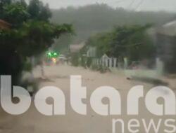 Hujan Deras Sebabkan Banjir di Kecamatan Gondang: Jembatan Terendam, Warga Terjebak Tidak Bisa Melintas