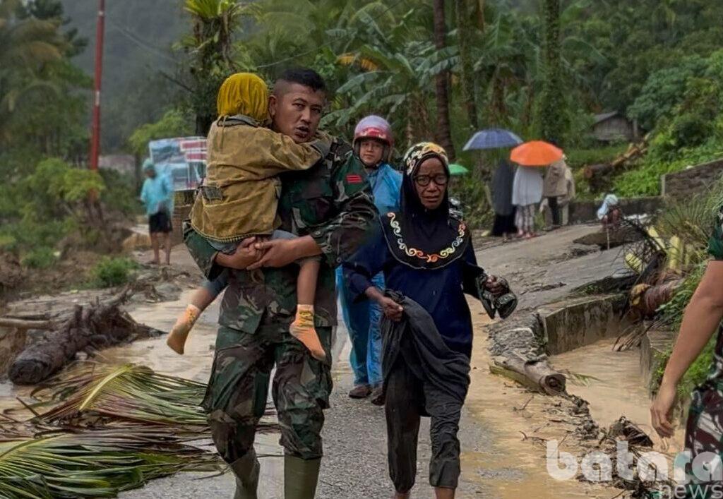 Serma Helmizon Evakuasi Ibu dan Anak yang Terjebak Banjir di Pauh, Padang
