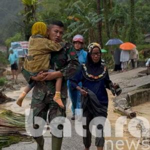 Serma Helmizon Evakuasi Ibu dan Anak yang Terjebak Banjir di Pauh, Padang