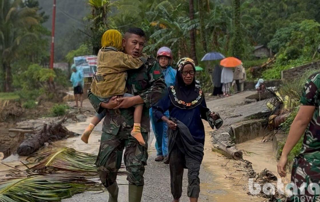 Serma Helmizon Evakuasi Ibu dan Anak yang Terjebak Banjir di Pauh, Padang