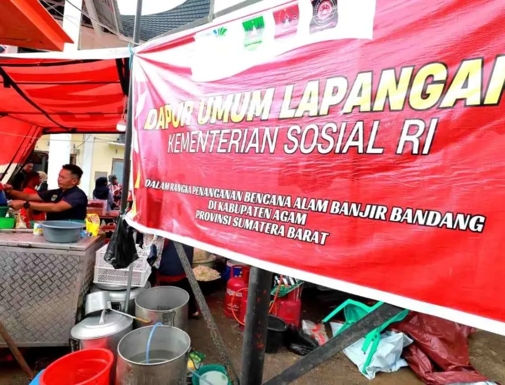 Dapur Umum dan Tagana Kemensos Layani Korban Bencana di Agam
