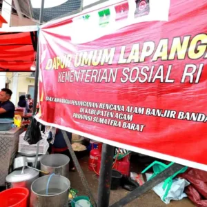 Dapur Umum dan Tagana Kemensos Layani Korban Bencana di Agam
