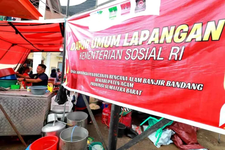 Dapur Umum dan Tagana Kemensos Layani Korban Bencana di Agam