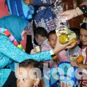 Nawal Yasin Ajak Anak PAUD Kendal Makan Telur: Senyum Penuh Gizi!