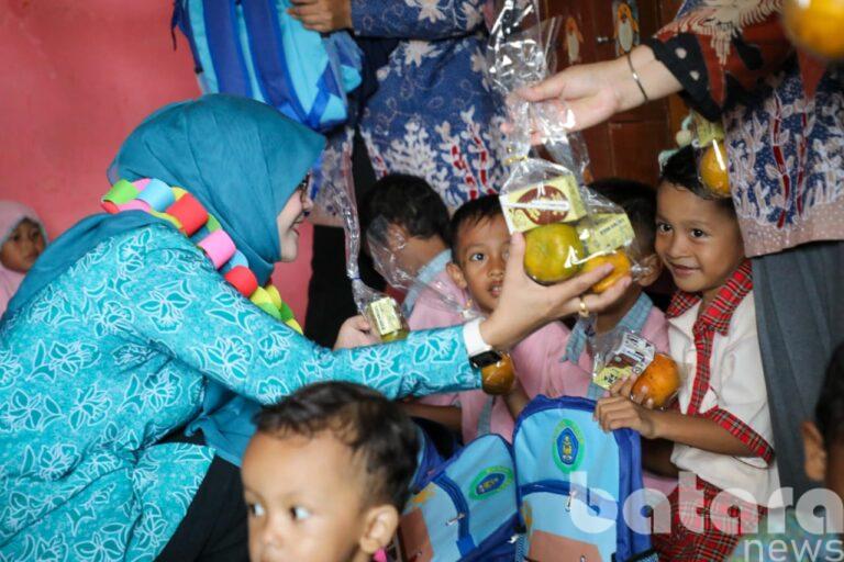 Nawal Yasin Ajak Anak PAUD Kendal Makan Telur: Senyum Penuh Gizi!