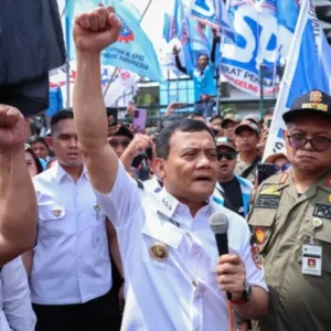 Jateng Memanas: Usai Umumkan UMP 2026, Gubernur Luthfi Temui Demo Buruh