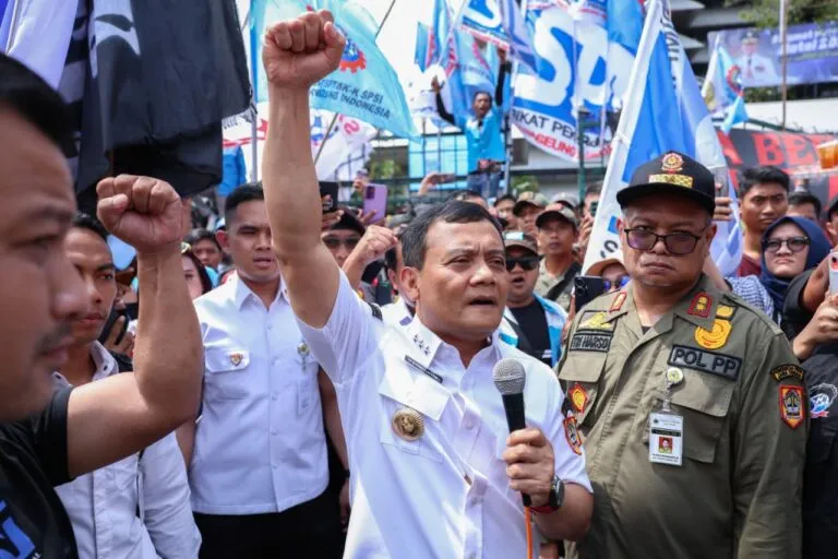 Jateng Memanas: Usai Umumkan UMP 2026, Gubernur Luthfi Temui Demo Buruh