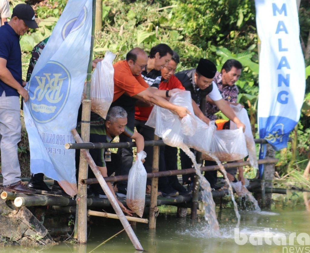 Sragen Banjir Rezeki! Bupati Tebar 250 Ribu Ikan, Embung Bangkitkan Ekonomi
