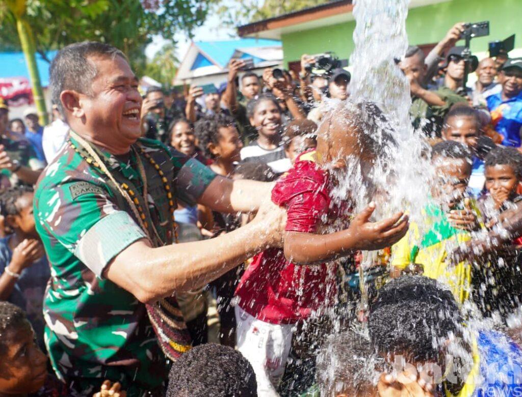 Kasad Resmikan 37 Sumber Air Bersih dan Hasil Renovasi RTLH di Papua Tengah