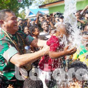 Kasad Resmikan 37 Sumber Air Bersih dan Hasil Renovasi RTLH di Papua Tengah
