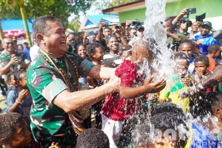 Kasad Resmikan 37 Sumber Air Bersih dan Hasil Renovasi RTLH di Papua Tengah