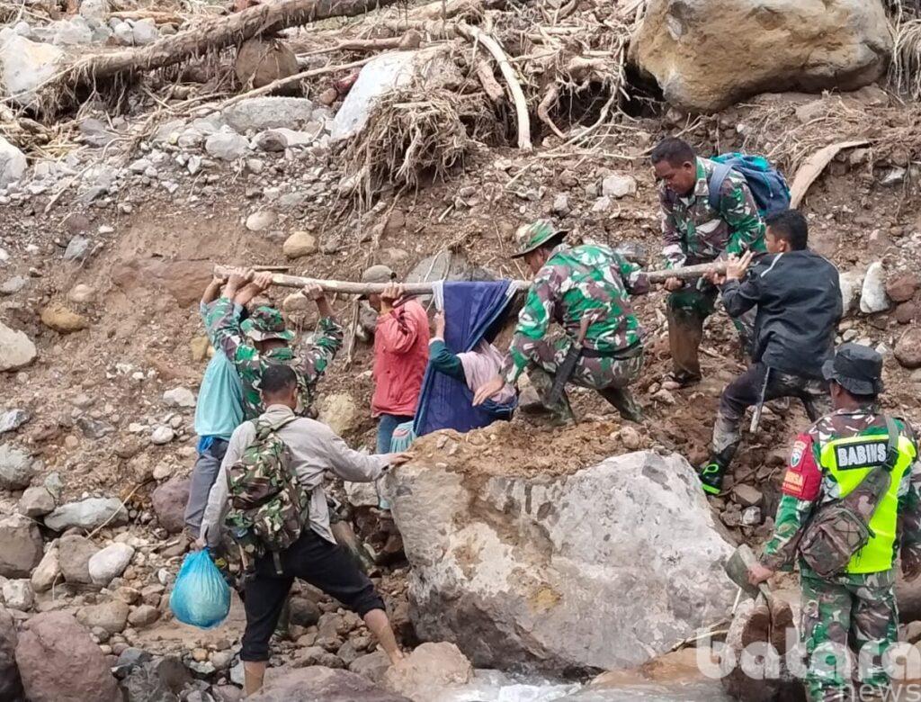 Evakuasi Pasangan Lansia, Satgas Penanggulangan Bencana Alam Terobos Wilayah Terisolir