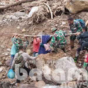 Evakuasi Pasangan Lansia, Satgas Penanggulangan Bencana Alam Terobos Wilayah Terisolir