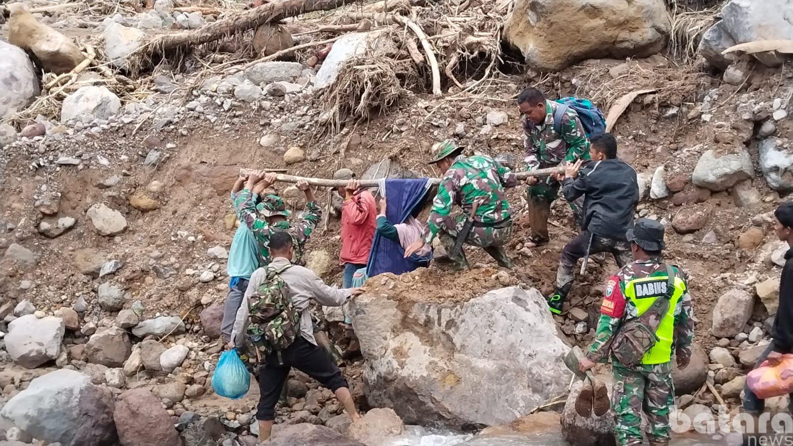 Evakuasi Pasangan Lansia, Satgas Penanggulangan Bencana Alam Terobos Wilayah Terisolir