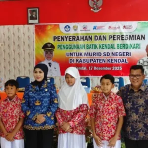Terobosan Bupati Kendal: Seragam Batik Berdikari Gratis untuk Murid SD