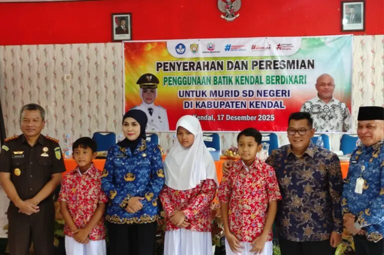 Terobosan Bupati Kendal: Seragam Batik Berdikari Gratis untuk Murid SD
