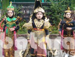 Kostum Gatotkaca Curi Perhatian Warga di Karnaval Haul Akbar Sunan Drajat